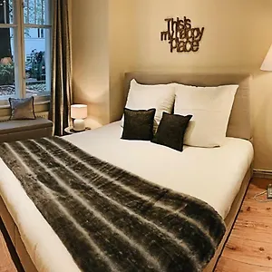 https://glorious-cloud-apartment.find-berlin-hotels.com